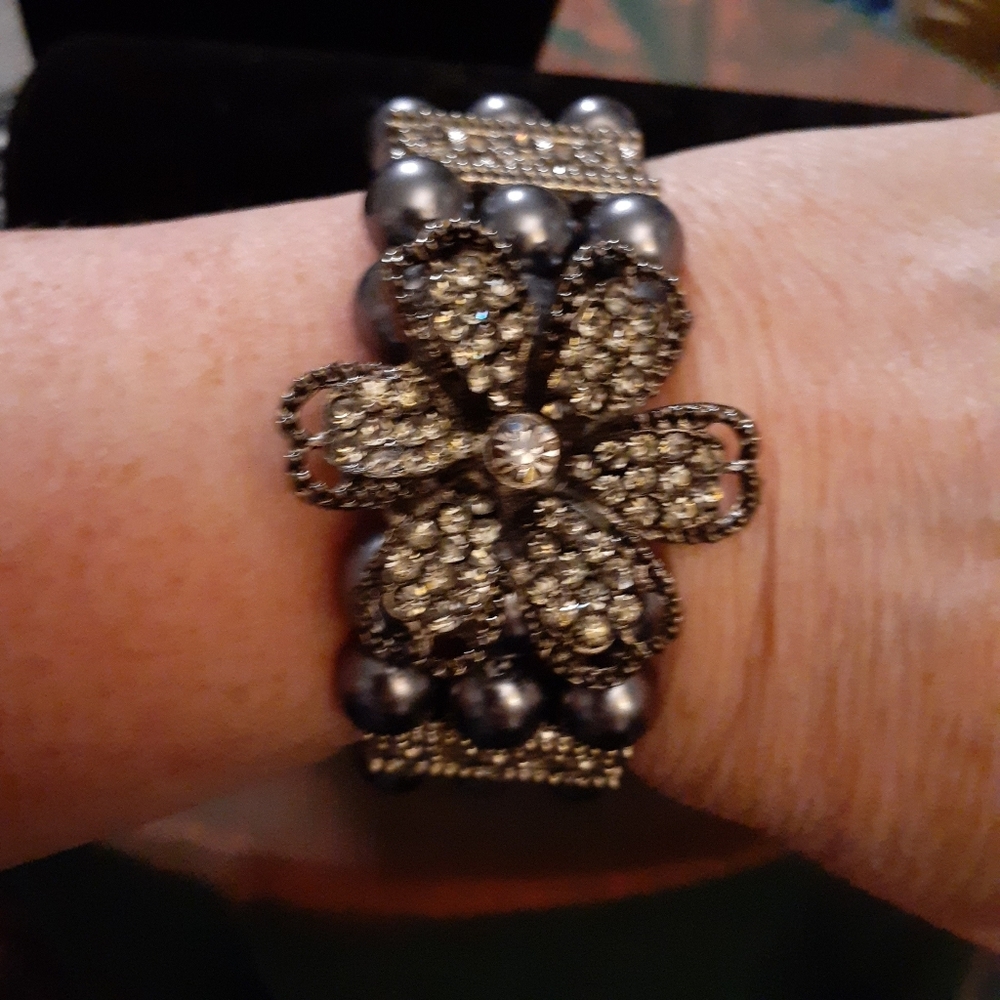 Black pearl bracelet with crystal flower